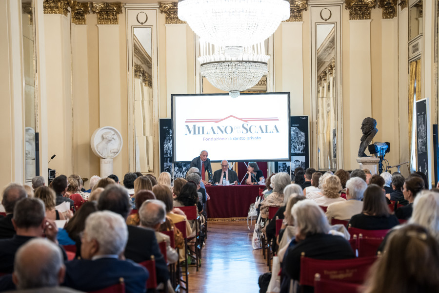 Supporters of Milano per La Scala